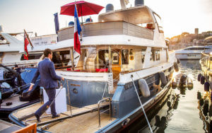 Location yacht à quai à Cannes