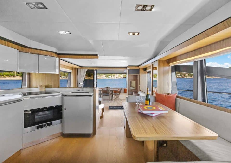 Yacht-charter-ABSOLUTE-60