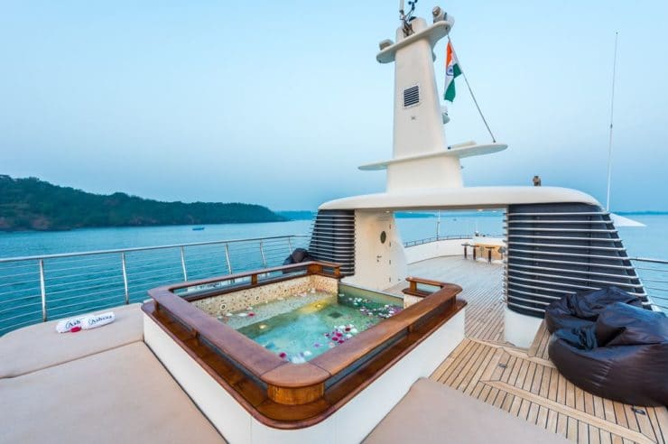 Yacht-charter-S-Y-MUTIARA-LAU