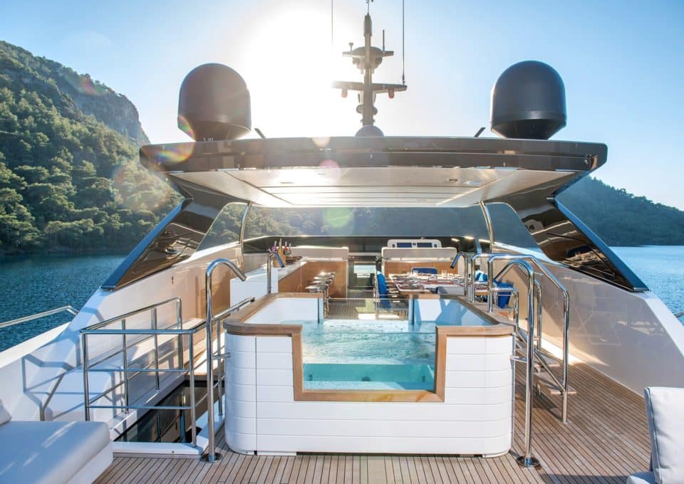 Location-Yacht-charter-M-Y-MORNINGSTAR