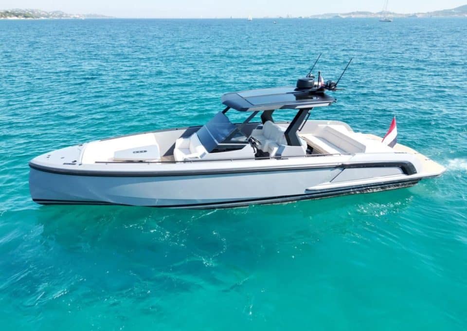 Yacht-charter- Vanquish VQ40 Sports Line-