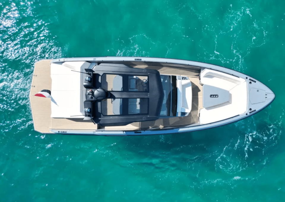 Yacht-charter- Vanquish VQ40 Sports Line-_2