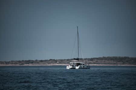 Organisez une excursion en maxi catamaran sur la Côte d'Azur | Arthaud Yachting