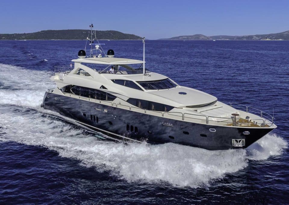 location-motor-yacht-charter-ARAGO