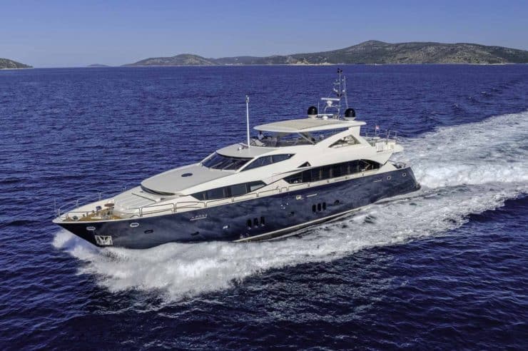 location-motor-yacht-charter-ARAGO