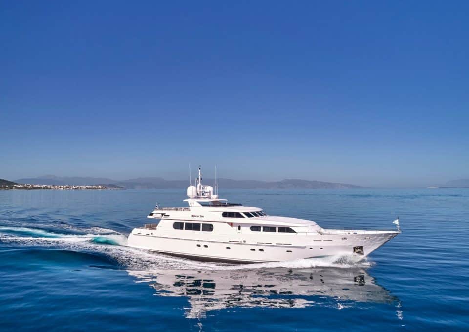 location-motor-yacht-charter-MILOSATSEA