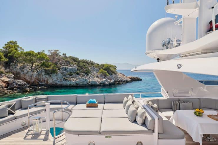 location-motor-yacht-charter-MILOSATSEA