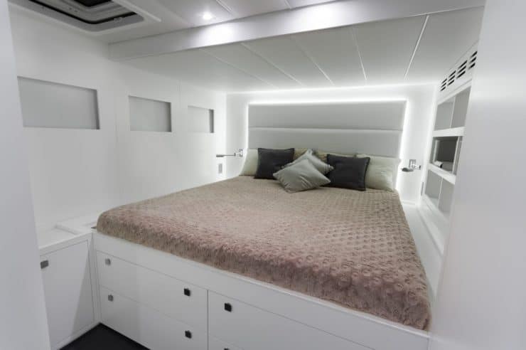 location-catamaran-yacht-charter-MY-levante