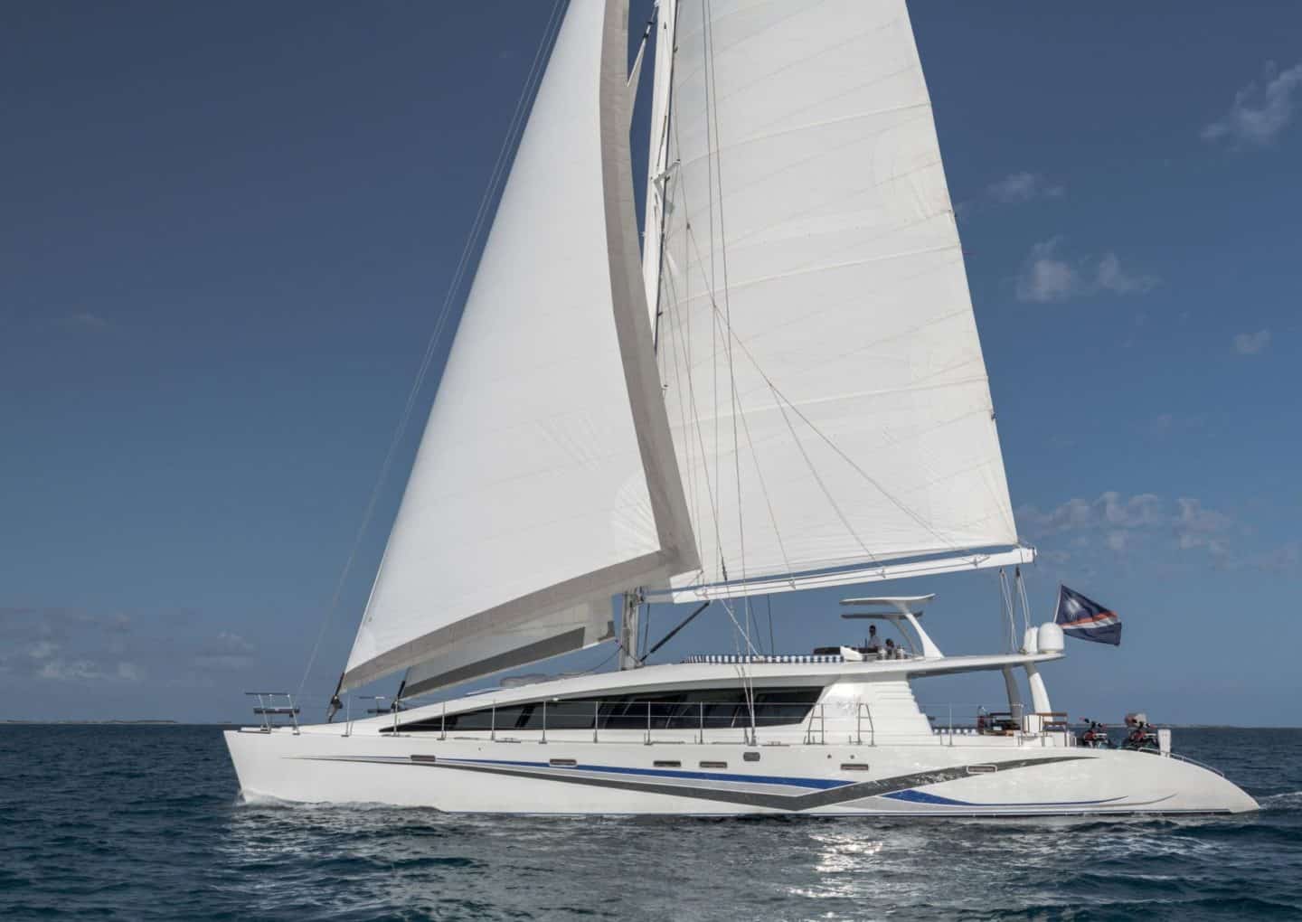 location-catamaran-yacht-charter-MY-blue-gryphon