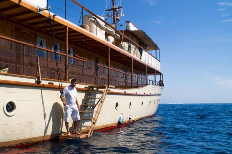 yacht-charter-rental-m-y-over-the-rainbow