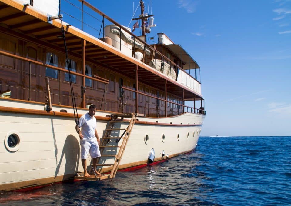 yacht-charter-rental-m-y-over-the-rainbow